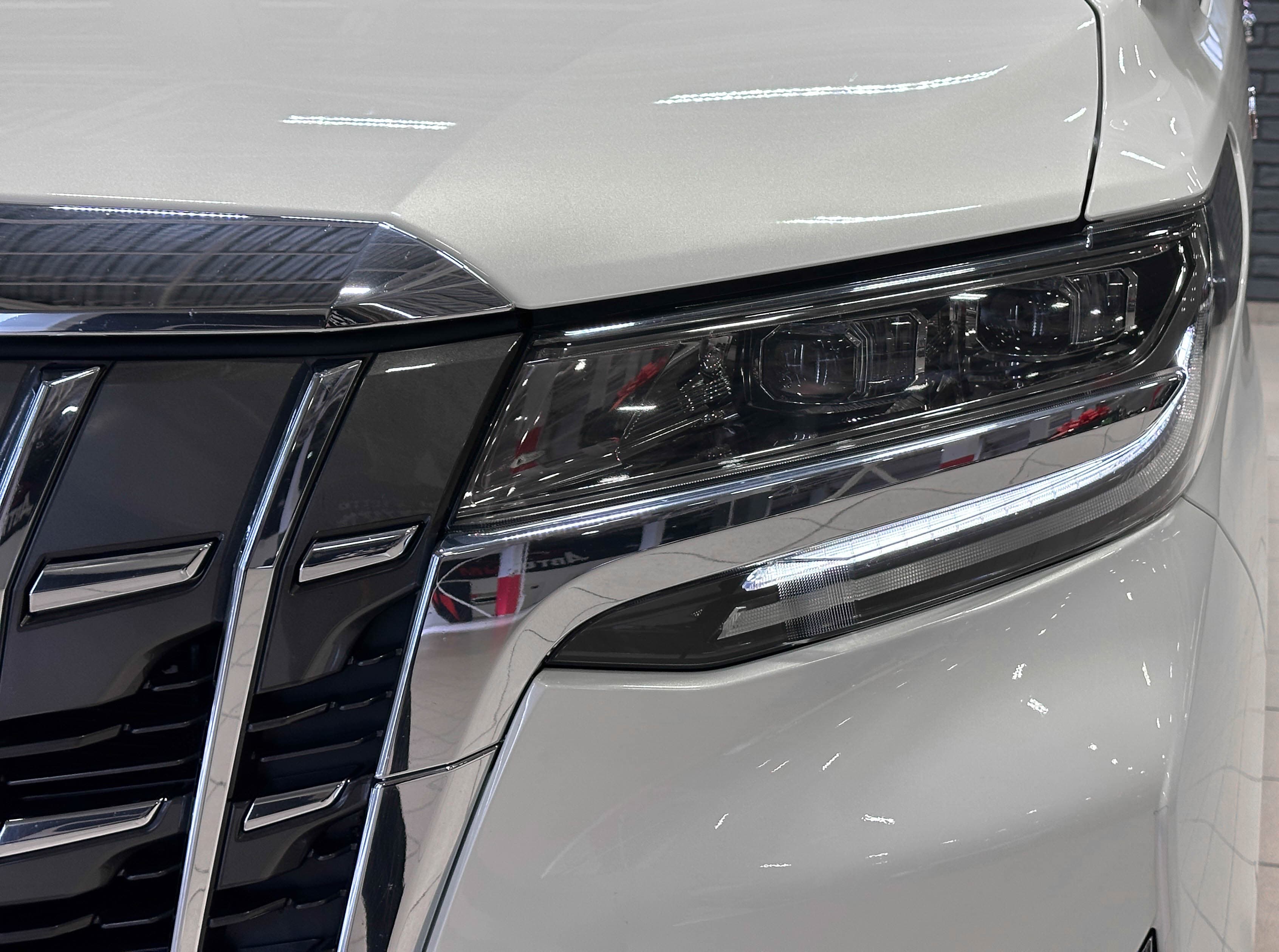 Toyota Alphard - 4